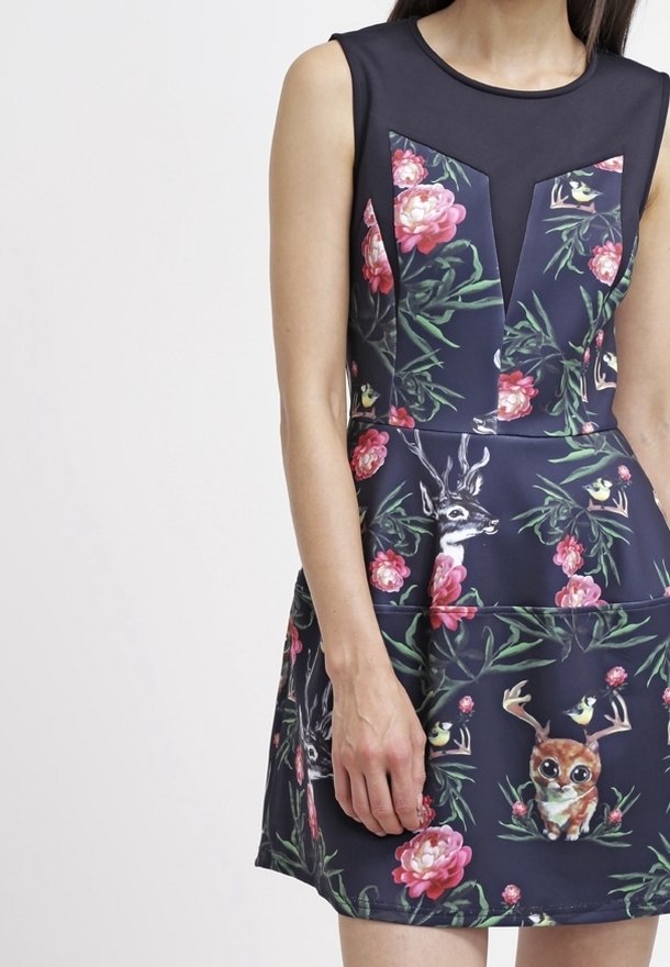 Laivastonsinen olkaimeton mekko, jossa on kukkakuvio, peurojen ja pöllöjen kuvastoa, rakenteellinen vartalonmyötäinen yläosa ja levenevä hame. Valmistettu sileästä kankaasta.