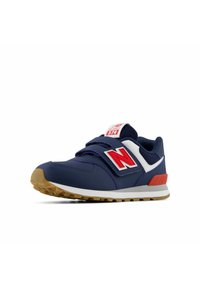 Zapatillas deportivas azul marino con detalles en rojo y blanco, parte superior de material sintético, correas de Velcro y suela de goma con una textura de goma antideslizante.