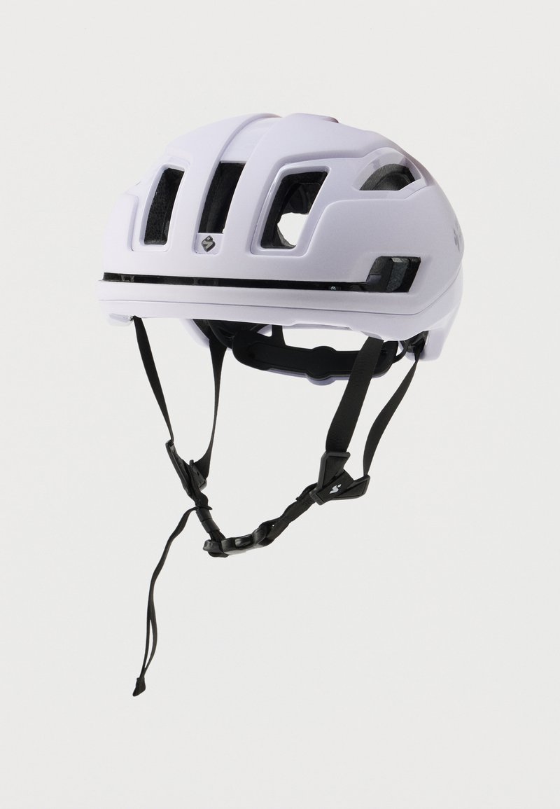 Λευκό κράνος ποδηλάτου με αεριζόμενο σχέδιο, ρυθμιζόμενους μαύρους ιμάντες και ματ φινίρισμα. Διαθέτει εμφανές λογότυπο στη μία πλευρά.