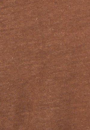 Gros plan d’un tissu doux marron avec une texture en maille fine et des variations subtiles de couleur.