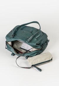 Teal leren handtas met dubbele handvatten, ritssluiting aan de bovenkant, gestreepte voering aan de binnenkant en een bijgeleverde beige zak met rits.