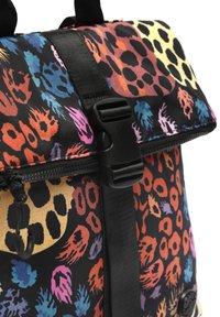 Zaino con un tessuto lucido e un design vivace in stampa leopardata multicolore. Include una chiusura a clasp e spallacci neri.