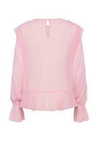 Helles rosa Bluse mit Rüschensaum, Schlitzöffnung hinten und einem fließenden, halbtransparenten Stoff. Mit einem geschichteten Saum.