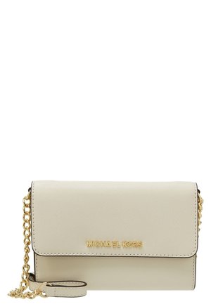 Petit sac bandoulière en cuir beige avec bandoulière chaîne dorée et logo "MICHAEL KORS" sur le rabat avant.