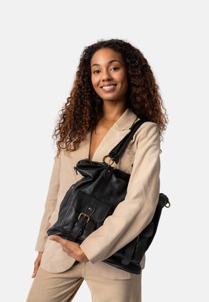Borsa tote in pelle nera con superficie texturizzata, dotata di accessori dorati, design morbido e tasche frontali.