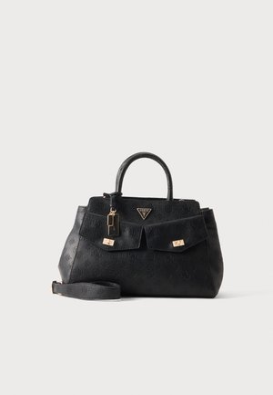 Sac à main en cuir texturé noir avec doubles poignées supérieures, poches avant avec fermoirs dorés, une bandoulière amovible et un logo triangulaire Guess.