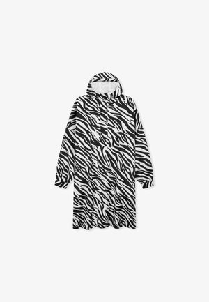 Płaszcz przeciwdeszczowy z długim rękawem i kapturem w czarno-białe paski zebry oraz z kieszenią z przodu, na białym tle.