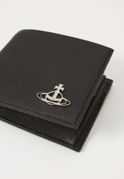 Svart lommebok laget av teksturert materiale, med en sølvfarget metalllogo med kors og planet design på forsiden.