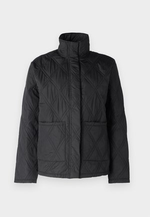 Giacca nera trapuntata con colletto alto, dotata di motivi a diamante, due tasche frontali e una texture liscia.