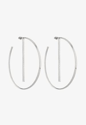 Boucles d'oreilles en argent en forme de grands cercles, avec une finition polie et une barre rectangulaire ornée de texte gravé suspendue à chaque créole.