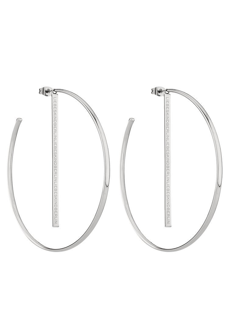 Silberne Creolen mit einer großen kreisförmigen Form, polierter Oberfläche und einem rechteckigen Stab, an dem von jeder Ohrhänger eingravierter Text hängt.