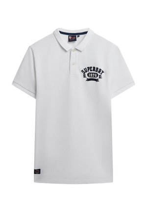 Witte polo shirt van katoen, met een marineblauw geborduurd logo op de linkerkant van de borst en een kraag. Korte mouwen met een rechte onderrand.