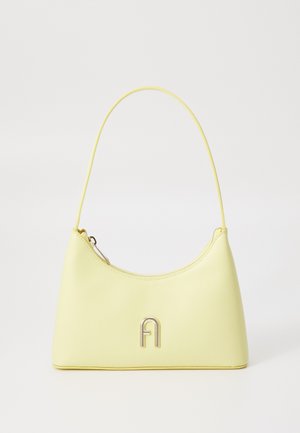 Sac à main en simili cuir jaune avec une texture lisse, une forme arrondie et une bandoulière fine ; il présente un logo métallique "A" sur le devant.