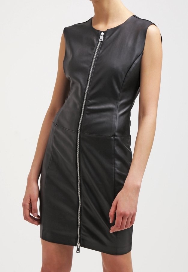 Schwarzes Lederkleid ohne Ärmel mit einem Frontreißverschluss, taillierter Passform und sichtbaren Nähten. Glatte Textur und knielanger Schnitt.