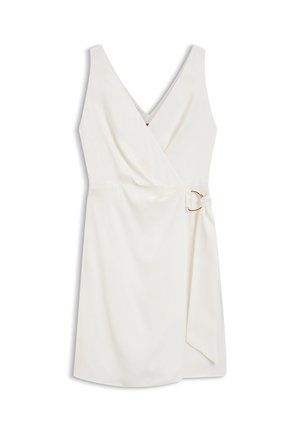 Robe portefeuille blanche sans manches avec décolleté en V, taille ajustée, et ceinture en tissu avec boucle dorée sur le côté droit.