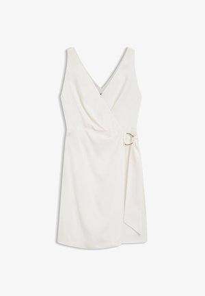 Ærmeløs hvid slå-om-kjole med V-hals, tætsiddende talje og et stofbælte med en guldlås på højre side.