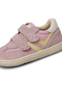Sneakers en suède rose avec des panneaux en mesh, des accents jaunes et des sangles Velcro. Présentent une semelle en caoutchouc texturée avec un motif en zigzag.