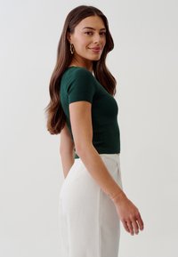 TUSSAH AYLA  - Jednoduché tričko - emerald