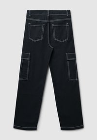 Pantaloni cargo neri con cuciture bianche, design a gamba dritta, tasche posteriori e tasche laterali cargo. Realizzati in materiale di cotone resistente.