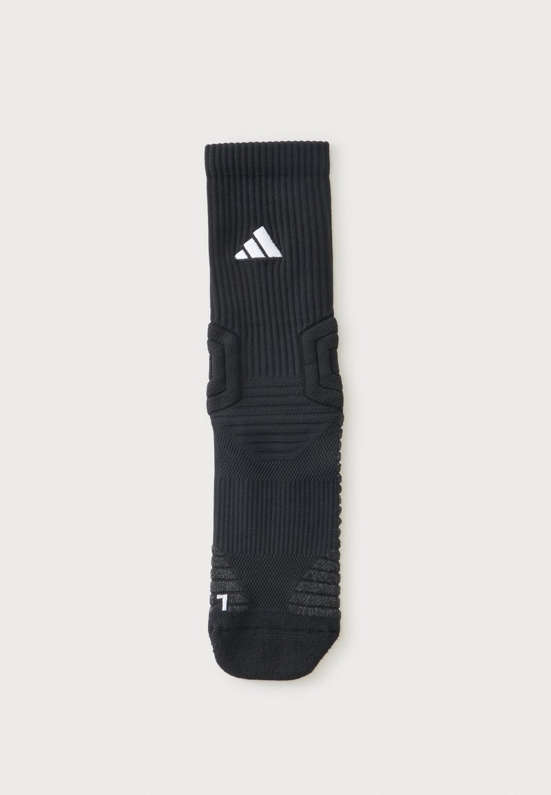 Μαύρη αθλητική κάλτσα Adidas με ραβδωτή υφή, επενδυόμενες περιοχές, λευκό λογότυπο κοντά στην κορυφή και ένδειξη αριστερού ποδιού στη μύτη.