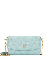 Sac à main matelassé bleu clair avec une chaîne dorée, arborant un emblème de logo et des perles décoratives sur la surface. Design compact et rectangulaire.