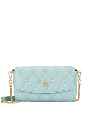 Sac à main matelassé bleu clair avec une chaîne dorée, arborant un emblème de logo et des perles décoratives sur la surface. Design compact et rectangulaire.