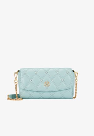 Lys blå quiltet taske med guld kædetræk, prydet med et logoemblem og dekorative perler på overfladen. Kompakt rektangulær design.