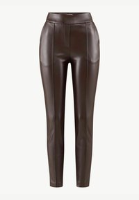 Pantaloni in finta pelle marrone con vita alta, vestibilità slim e dettagli di cucitura discreti sul davanti. Texture liscia senza tasche visibili.