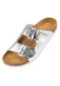 Infradito metallici argento con due fibbie regolabili, soletta in sughero e suola in gomma bianca. Superficie superiore liscia.