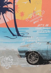 Escena de playa retro con palmeras, un sol poniente, el frontal de un coche clásico y texto sobre viajes y aventuras.