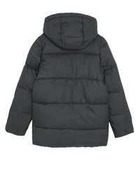 Svart, puffy, hettejakke med quiltet tekstur og sydd horisontale seksjoner. Elastiske mansjetter og buet hem. Bakvindu.
