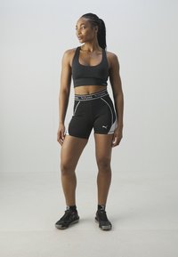Puma 4KEEPS EVOLVE LONGLINE - Brassières de sport à maintien normal - black