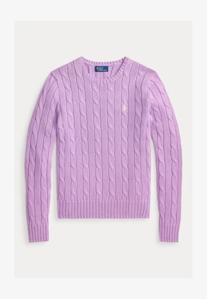 Maglione color lavanda chiaro a trecce con orlo e polsini a coste. Presenta un piccolo logo ricamato sul petto e un classico scollo tondo.