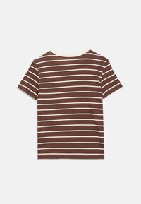 Καφέ κοντομάνικο μπλουζάκι με κάθετες λευκές ρίγες, με στρογγυλή γραμμή λαιμού και άνετη εφαρμογή. Μαλακό ύφασμα με λεία υφή.