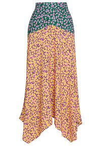 Falda acampanada de tela con una parte superior floral verde y una parte inferior amarilla que presenta patrones de hojas en tonos rosa y púrpura; dobladillo asimétrico.
