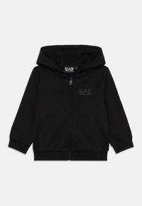 Felpa nera con zip, realizzata in tessuto morbido. Presenta un cappuccio, tasche frontali e un discreto logo EA7 sul petto. Vestibilità standard.