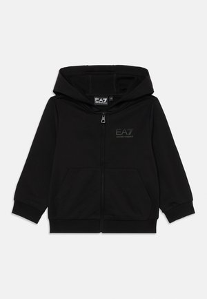 Schwarze Zip-Hoodie aus weichem Stoff. Verfügt über eine Kapuze, Fronttaschen und ein dezentes EA7-Logo auf der Brust. Normale Passform.