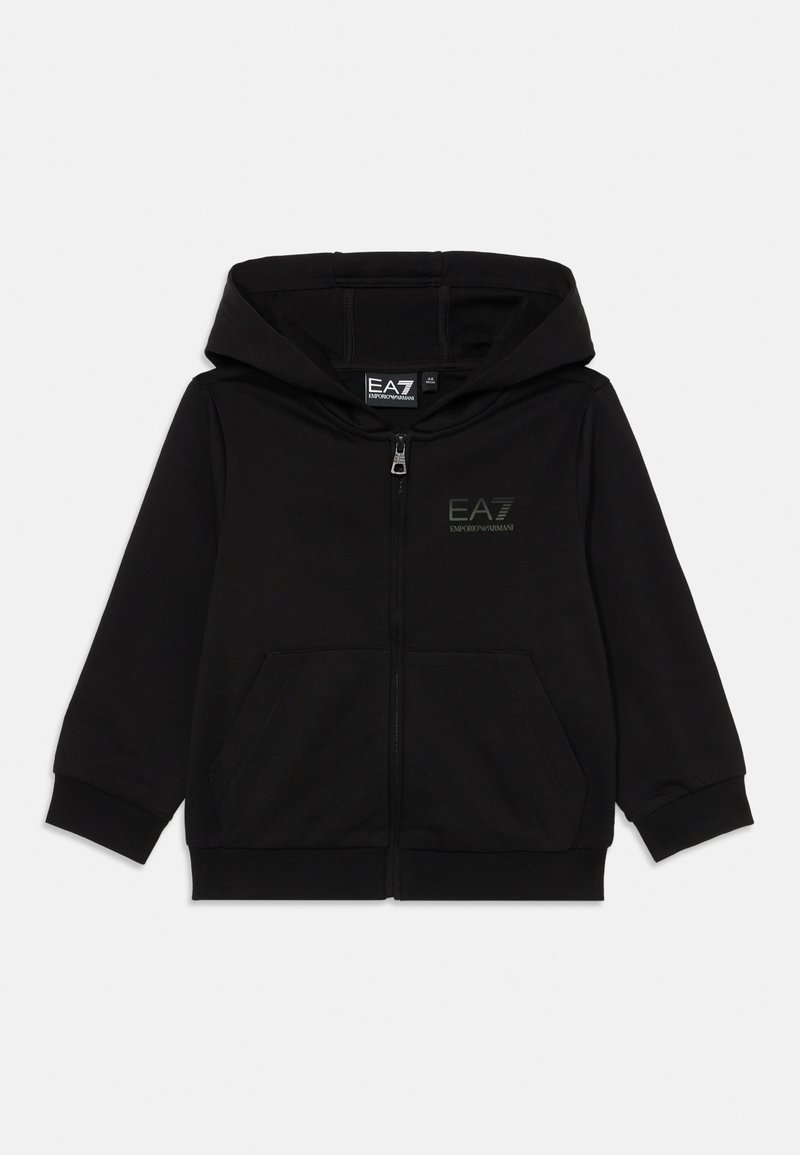 Felpa nera con zip, realizzata in tessuto morbido. Presenta un cappuccio, tasche frontali e un discreto logo EA7 sul petto. Vestibilità standard.