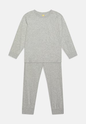 Ensemble de pyjama en coton gris comprenant un haut à manches longues avec un col rond et un pantalon assorti avec des poignets élastiques aux chevilles.