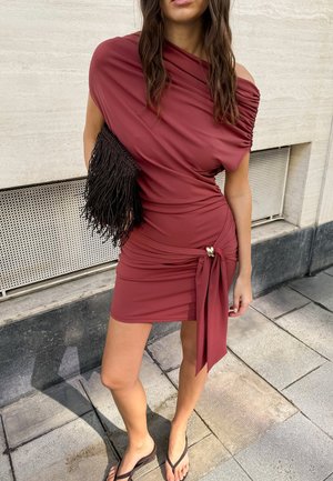 NA-KD BUCKLE DETAIL DRAPED MINI - Trikoomekko - dark rust