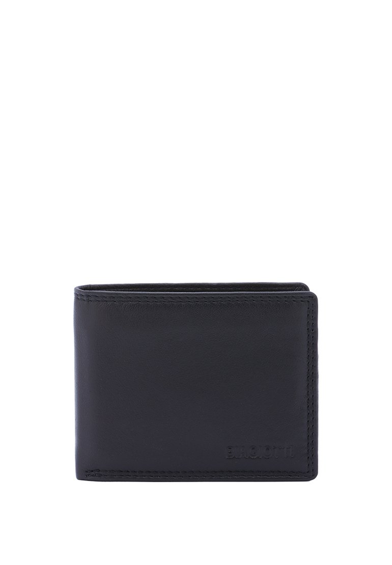 Portafoglio in pelle nera con texture liscia, design piegato e cuciture visibili. Presenta un logo impresso sul davanti. Forma compatta e rettangolare.