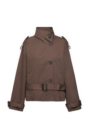 Barna rövid dzseki magas gallérral, négy gombbal, övvel a deréknál, és állítható pántokkal a vállakon és a mandzsettákon.