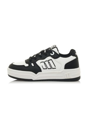 Schwarze und weiße Sneaker mit runder Zehenpartie, strukturiertem Leder, flachen Schnürsenkeln und Logodetails an der Seite und der Zunge. Dicke Gummisohle.