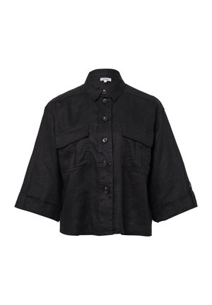 Czarna lniana koszula z krótkim rękawem, z kołnierzykiem, z przodu z zapięciem na guziki, dwoma kieszeniami na piersi i podwiniętymi mankietami.