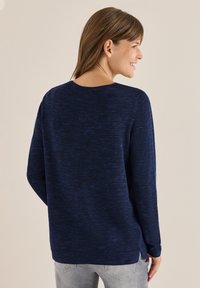 Marineblauer Strickpullover mit glatter Textur, Rundhalsausschnitt, langen Ärmeln und seitlichen Schlitzen am Saum. Einfaches, lässiges Design.
