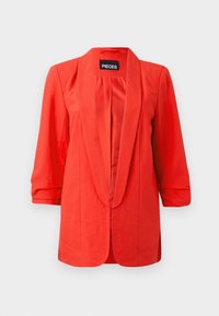 Rød blazer med sjalskrave, trekvartærmer og en glat tekstur. Foret indvendigt med en label, der læser "PIECES" ved udskæringen.