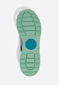 Schuhsohle mit einem strukturierten mintgrünen Gummiboden, ausgestattet mit einem runden blauen Logo und einem Muster aus erhabenen Bereichen für besseren Halt.