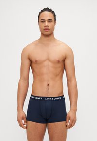 Marineblaue Boxershorts mit weißem elastischem Bund, auf dem das Logo "JACK & JONES" prangt. Weiches Material, körpernaher Schnitt und Oberschenkellänge.