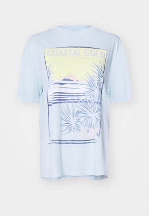 Lyseblå kortærmet t-shirt med et kystnært grafisk tryk, der viser palmeblade, bjerge og teksten 'COASTAL GOLD' i gul og lilla.
