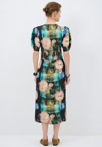 Blumenkleid in Midi-Länge mit Puffärmeln, in schwarzem Grundton, mit mehrfarbigem Blumenmuster und tailliertem Bund für eine schöne Silhouette.